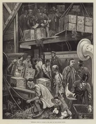 Ladung auf einem Teeschiff in den Londoner Docks entladen